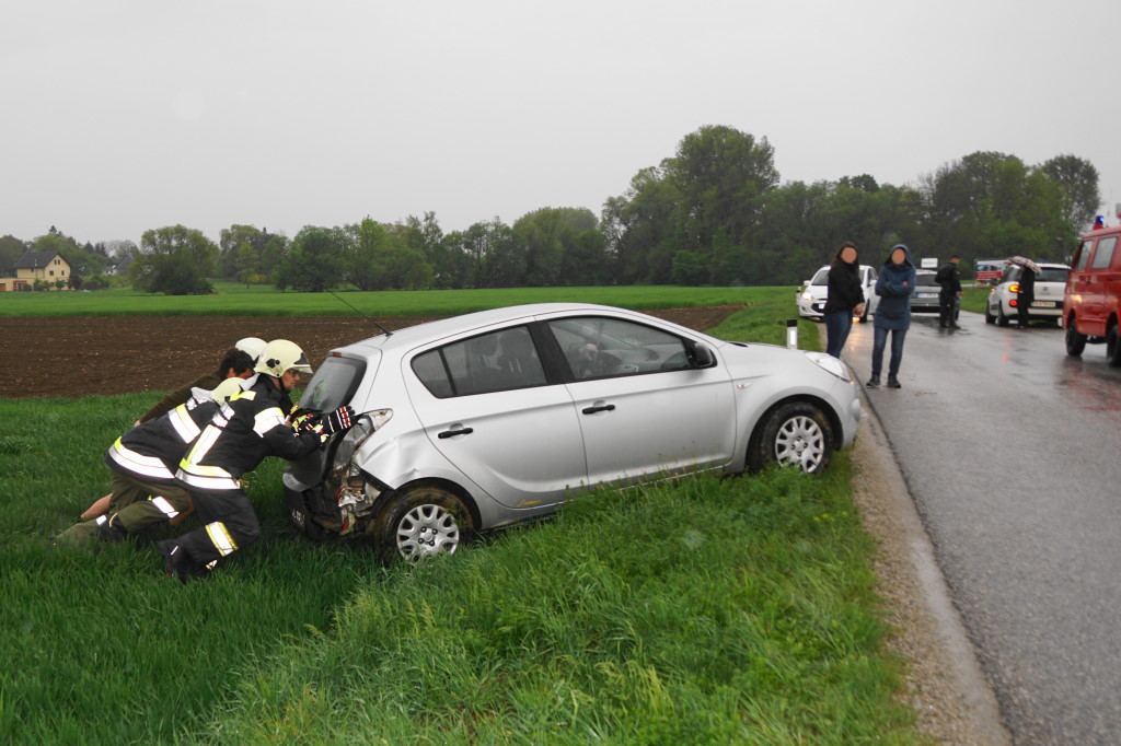 PKW-Bergung mit "Manneskraft"