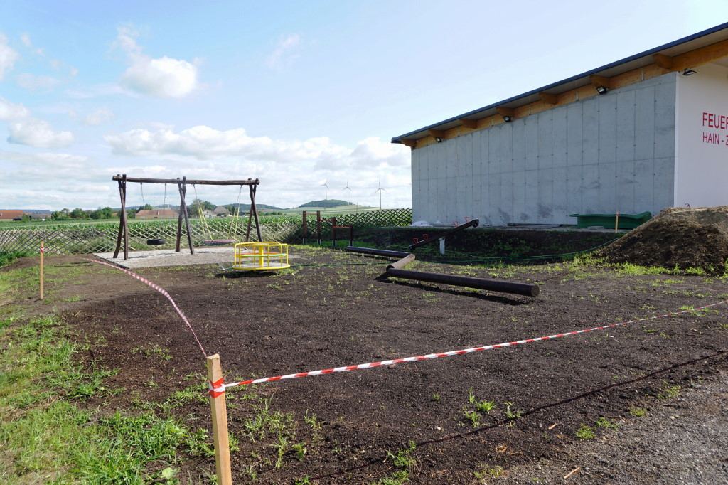 Spielplatz: Rasen angesät