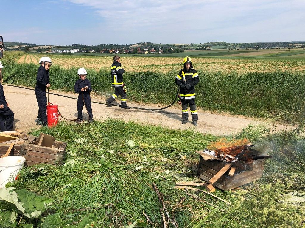 Heute übte die FF Jugend mit offenem Feuer