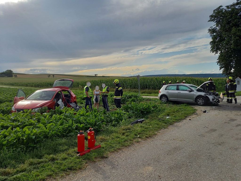 Verkehrsunfall mit eingeklemmter Person