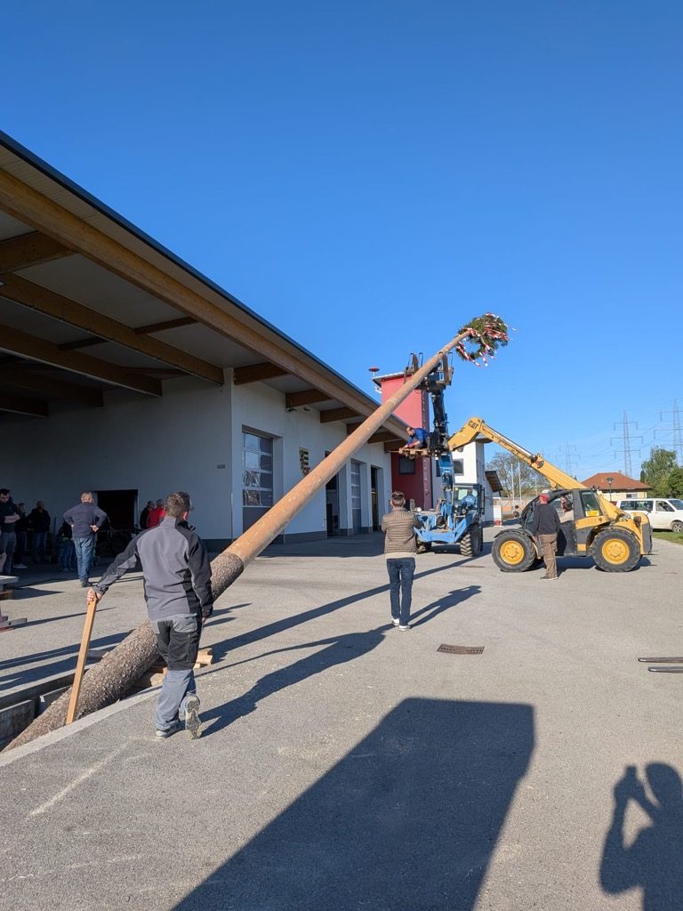 Maibaum aufgestellt