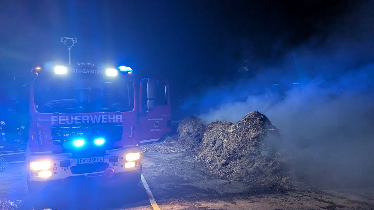 Strohhaufen bei Kompostieranlage in Brand